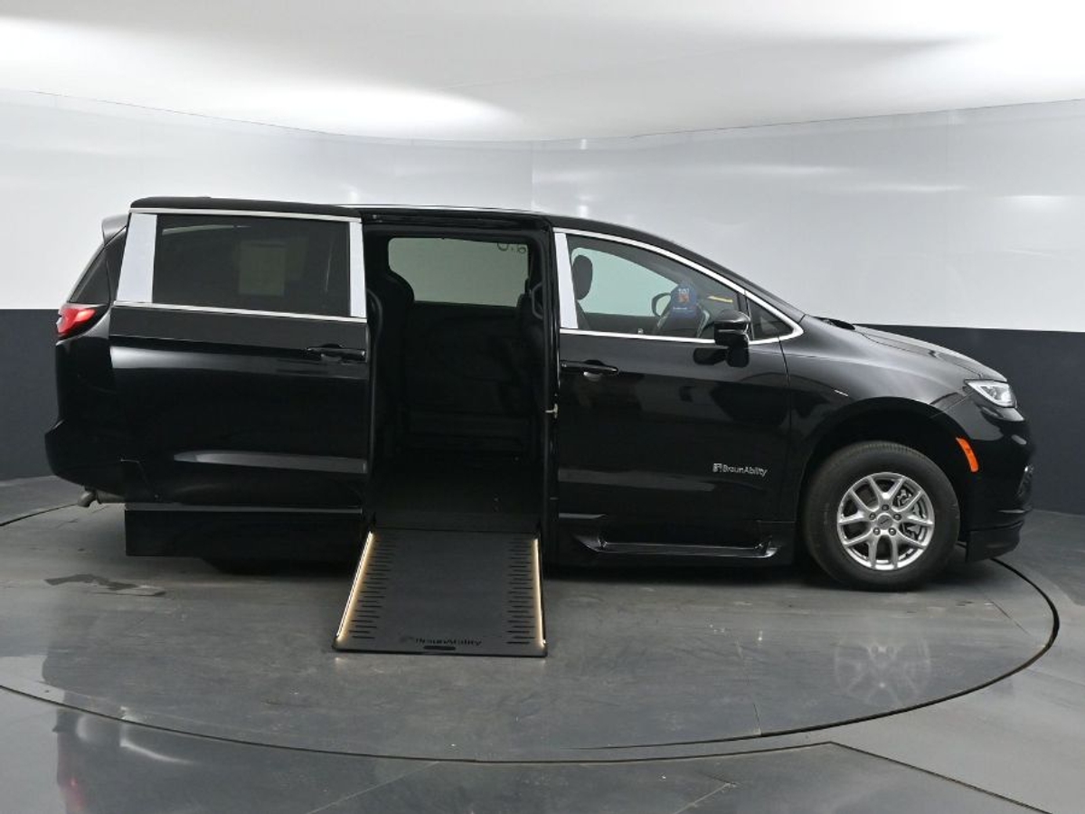 Black Chrysler Pacifica image number 7