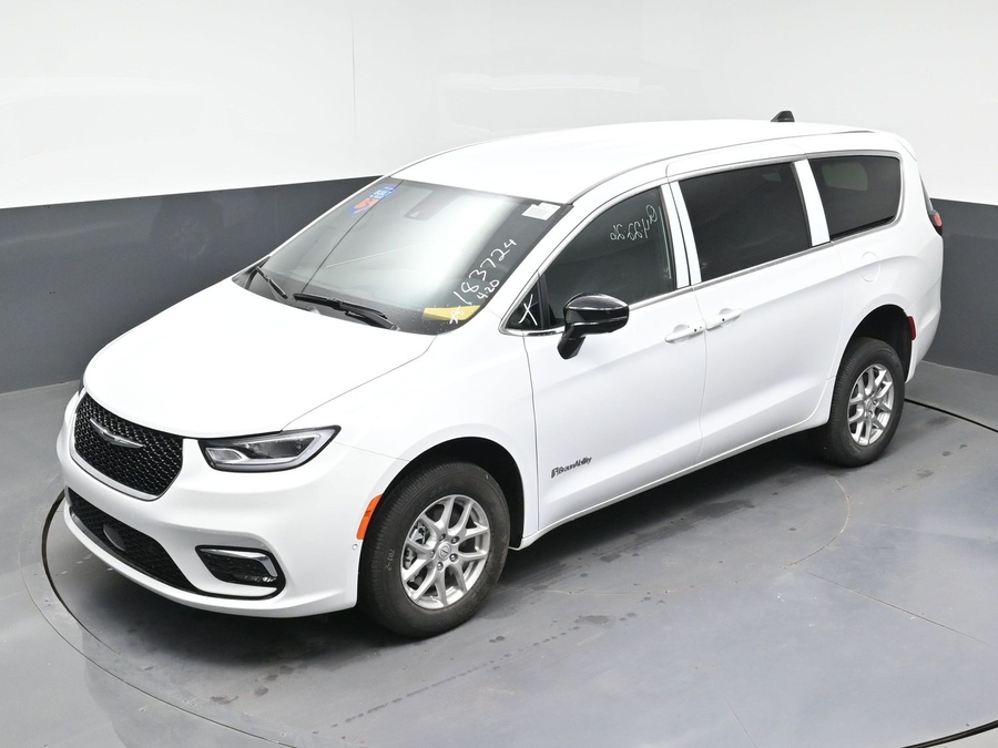 White Chrysler Pacifica image number 22