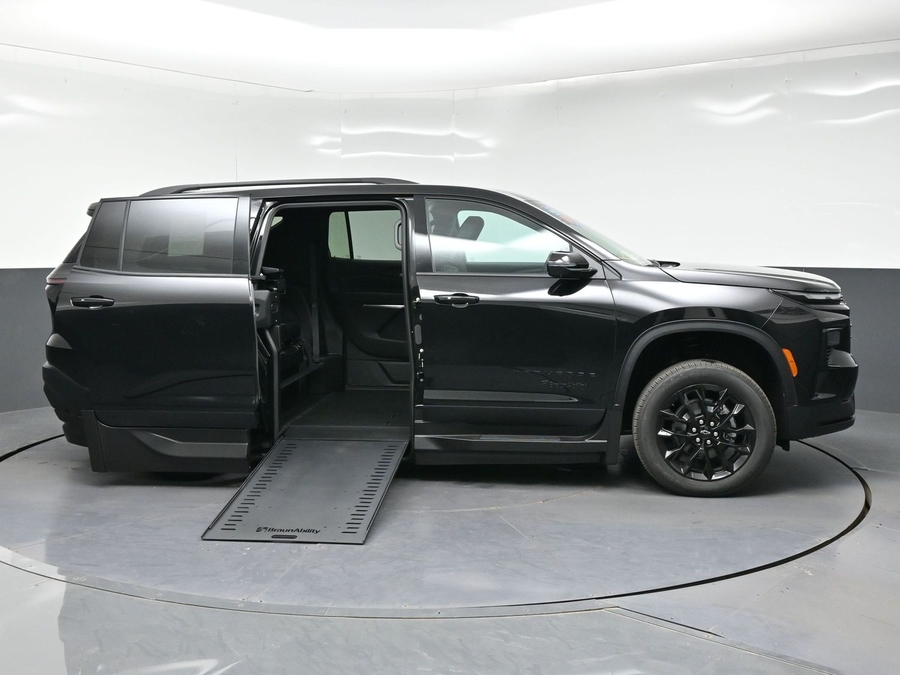 New 2026 Chevrolet Traverse 1LT Midnight - BraunAbility Side Entry In Floor Automatic Ramp