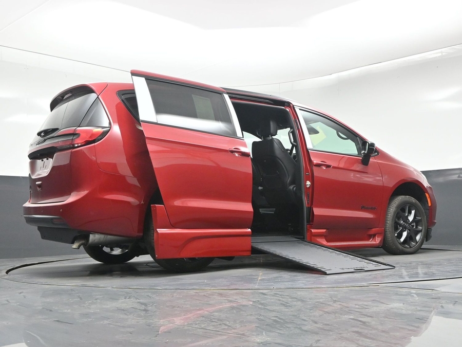 New 2026 Chrysler Pacifica Select Sport - BraunAbility Side Entry In Floor Automatic Ramp