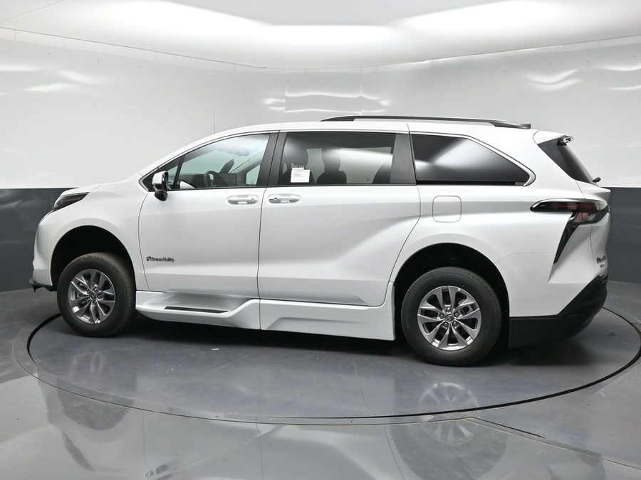 New 2026 Toyota Sienna Hybrid XLE Base - BraunAbility Side Entry Fold Out Automatic Ramp