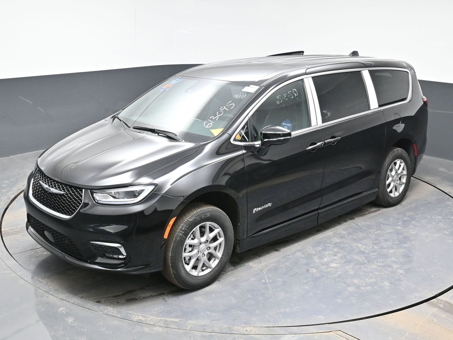 Black Chrysler Pacifica image number 23