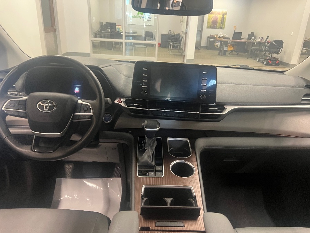 2024 TOYOTA SIENNA - Image 9
