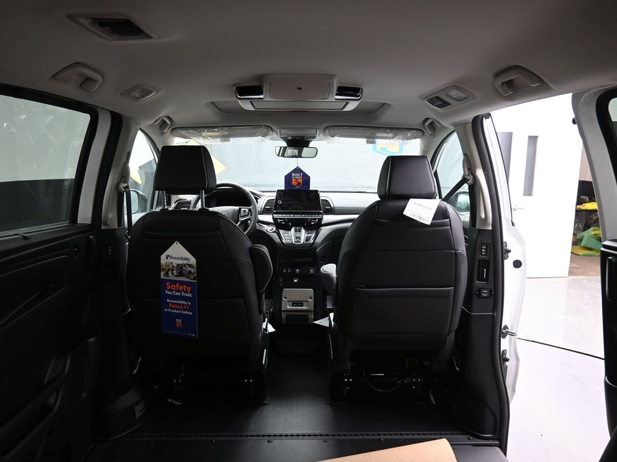 White Honda Odyssey image number 14
