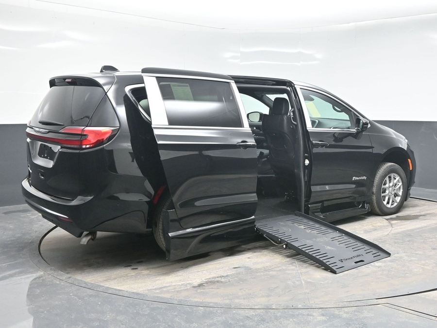 Black Chrysler Pacifica image number 4