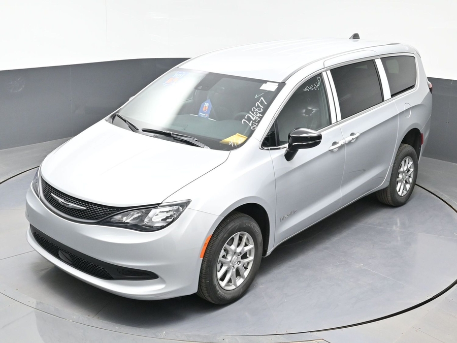 Silver Chrysler Voyager image number 10