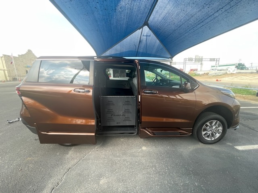 Orange Toyota Sienna image number 6