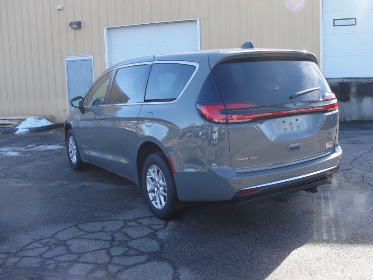 Grey Chrysler Pacifica image number 4