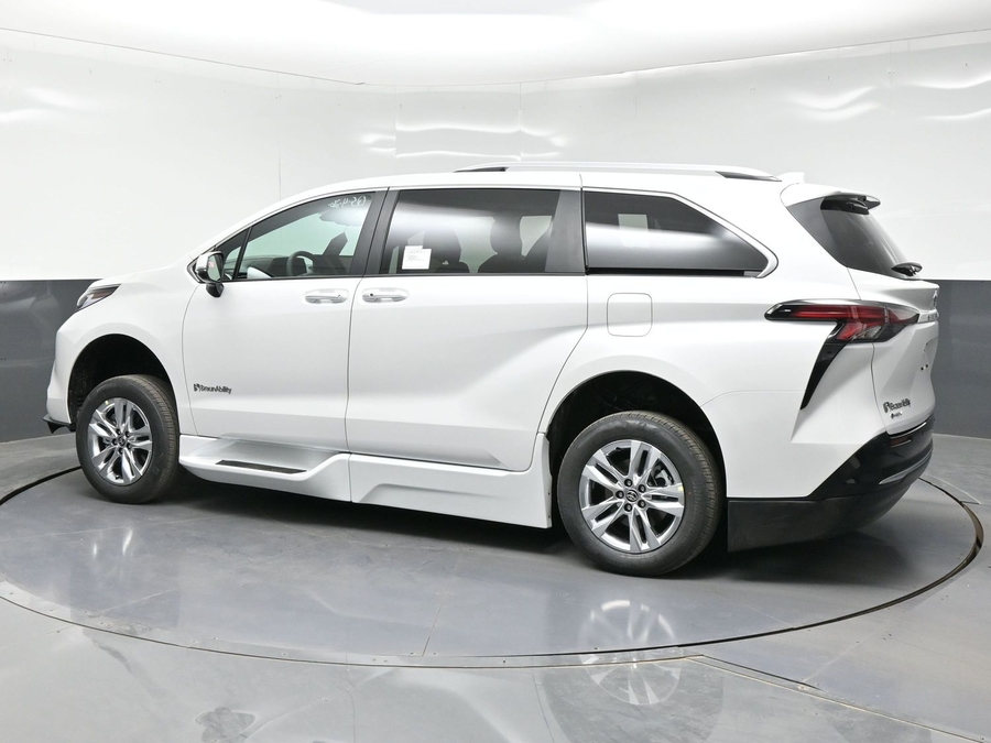 New 2026 Toyota Sienna Hybrid Limited - BraunAbility Side Entry In Floor Automatic Ramp
