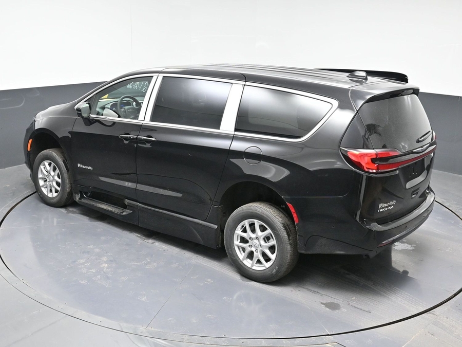 Black Chrysler Pacifica image number 22