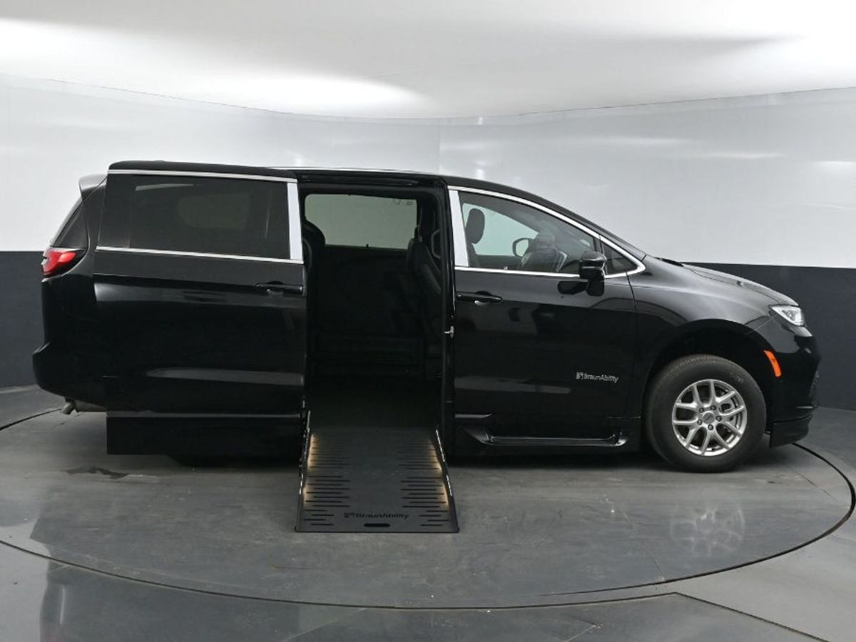 2025 CHRYSLER PACIFICA - Image 1