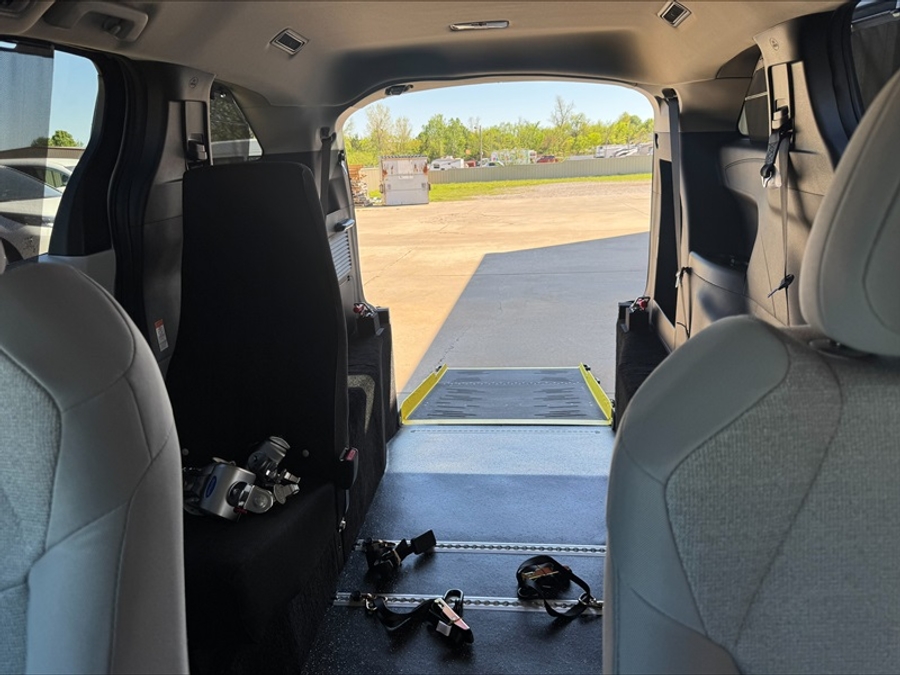 New 2026 Toyota Sienna Hybrid LE - Vantage Mobility Rear Entry Entry Fold Out Manual Ramp
