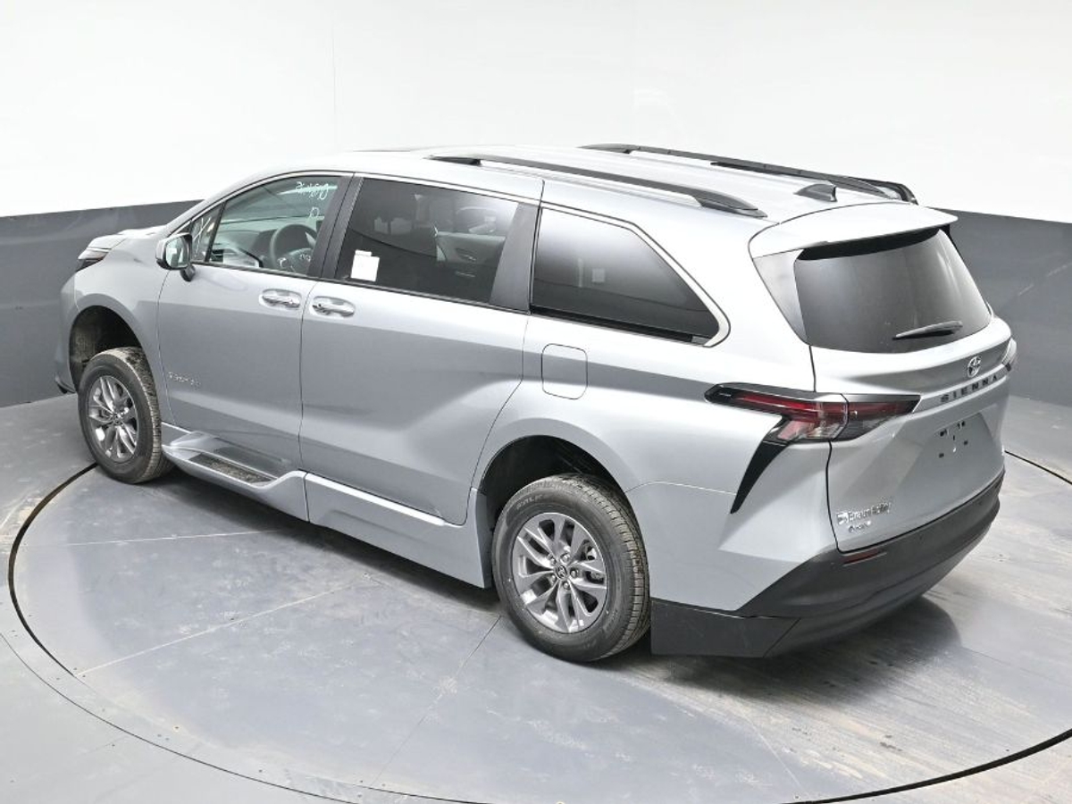 2025 TOYOTA SIENNA - Image 17