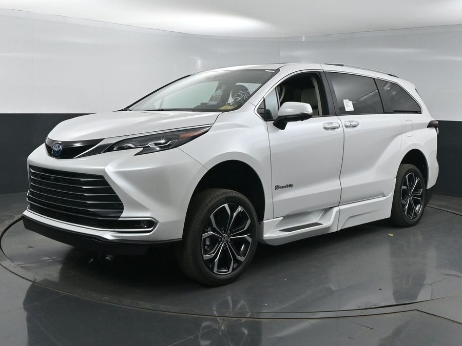 New 2025 Toyota Sienna Hybrid Platinum - BraunAbility Side Entry Entry Fold Out Automatic Ramp