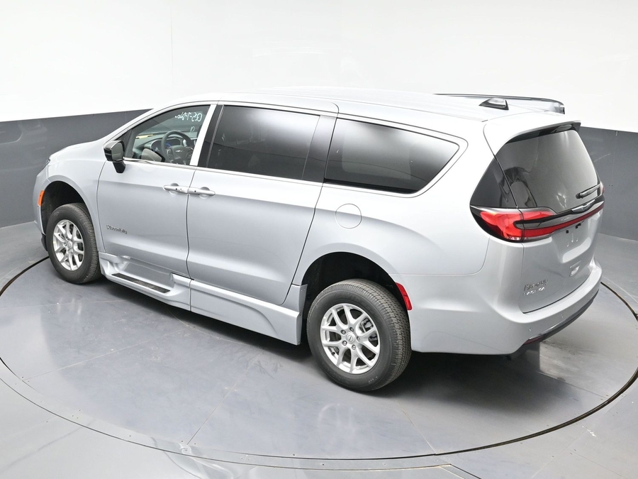 Silver Chrysler Pacifica image number 10