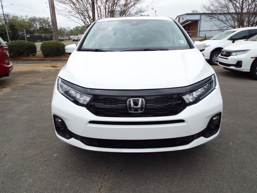 White Honda Odyssey image number 1