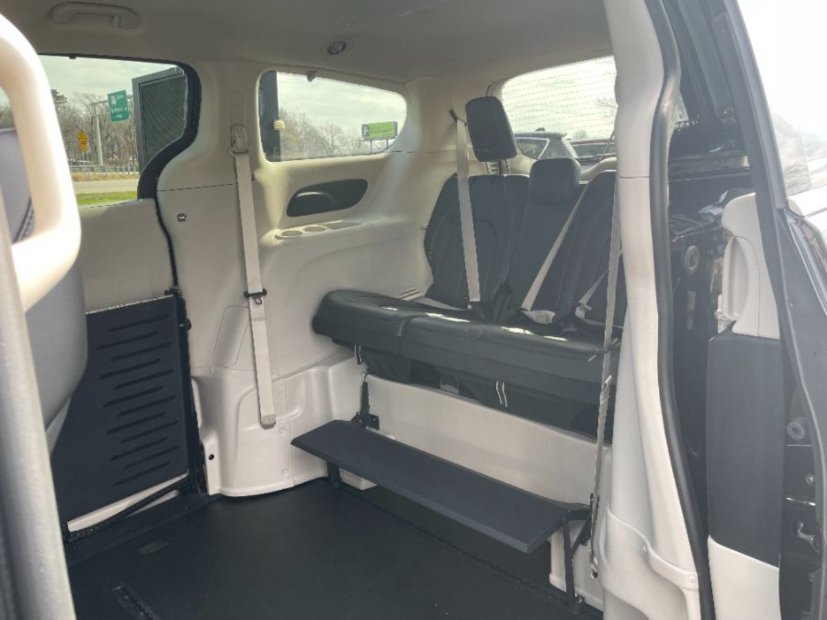 2023 CHRYSLER PACIFICA - Image 17