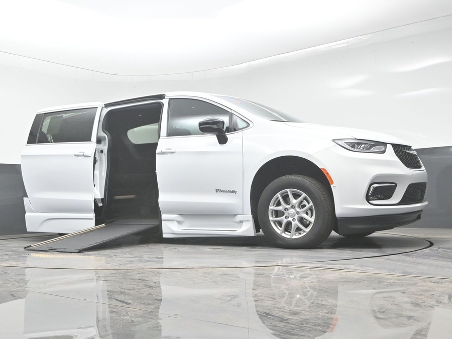 New 2025 Chrysler Pacifica Select Safety - BraunAbility Side Entry Entry In Floor Automatic Ramp