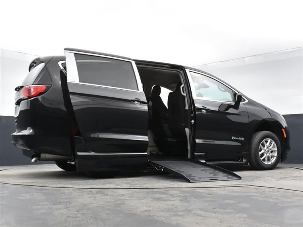 Black Chrysler Voyager image number 1