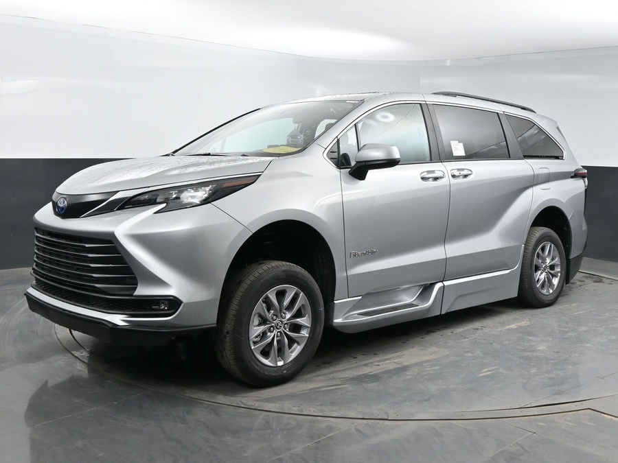 New 2025 Toyota Sienna Hybrid XLE Plus - BraunAbility Side Entry Entry Fold Out Automatic Ramp