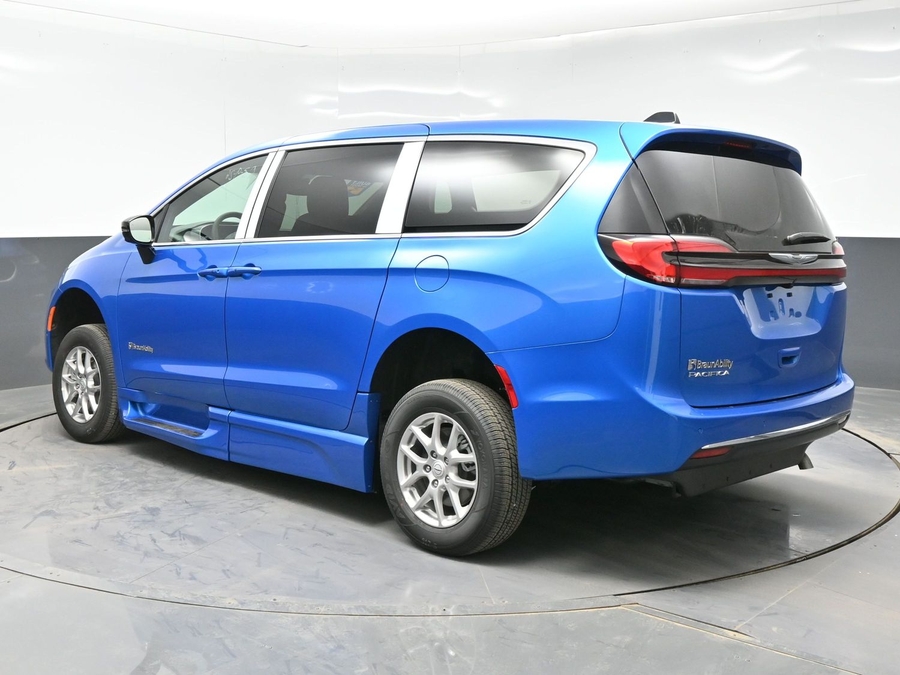 Blue Chrysler Pacifica image number 1