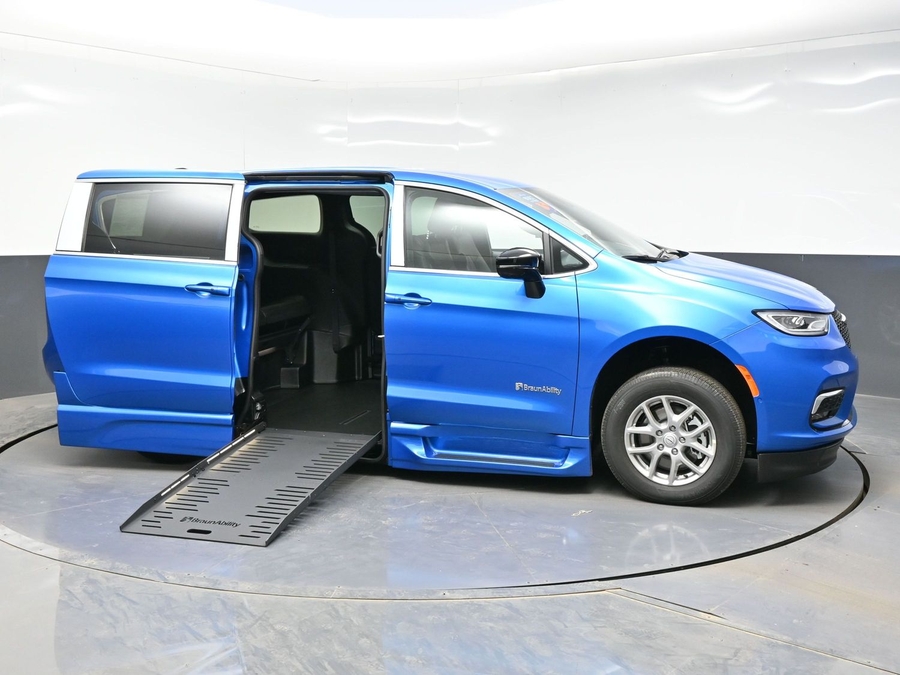 Blue Chrysler Pacifica image number 4