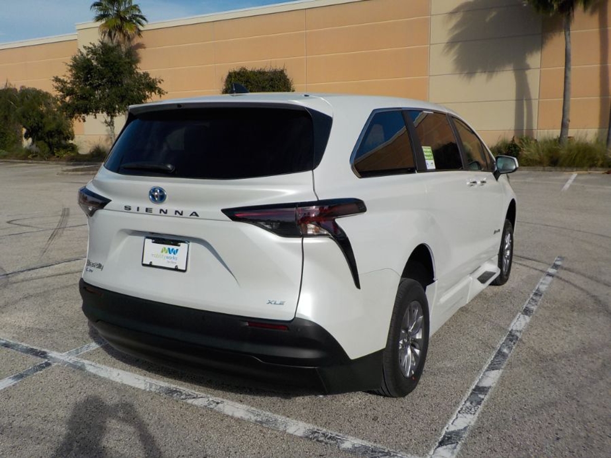 2025 TOYOTA SIENNA - Image 8