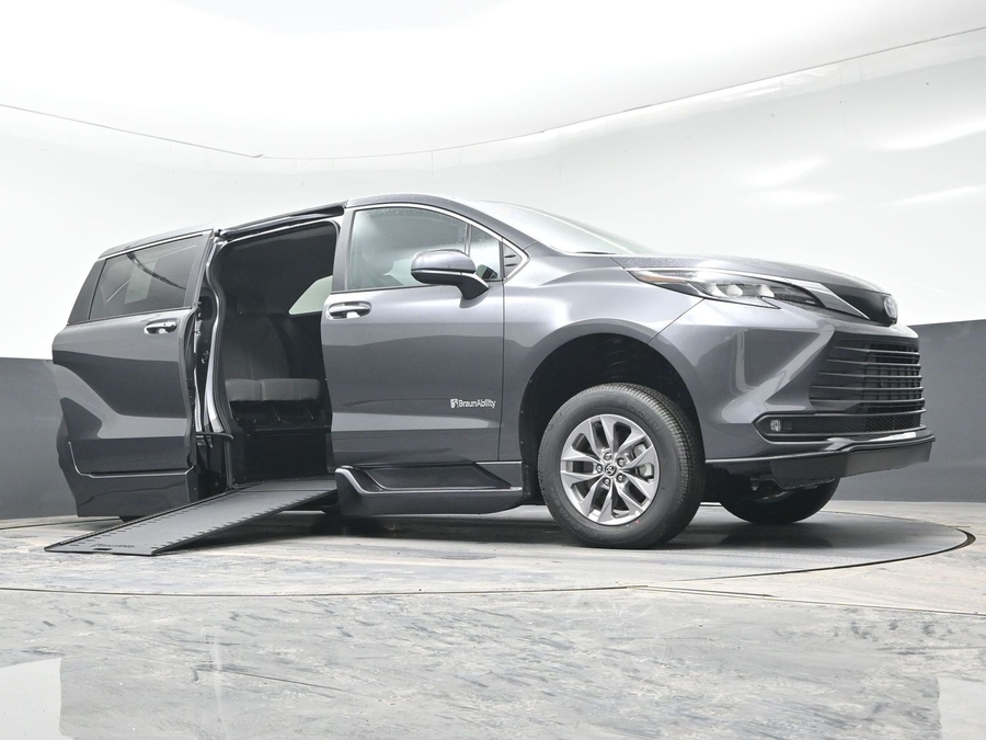 New 2025 Toyota Sienna Hybrid XLE Base - BraunAbility Side Entry Entry In Floor Automatic Ramp