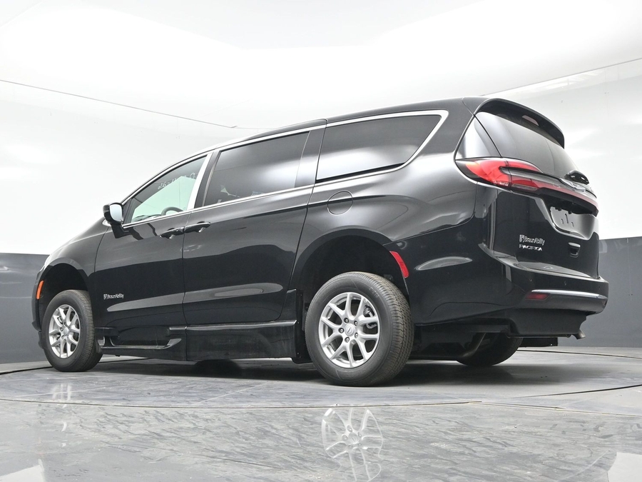 Black Chrysler Pacifica image number 15