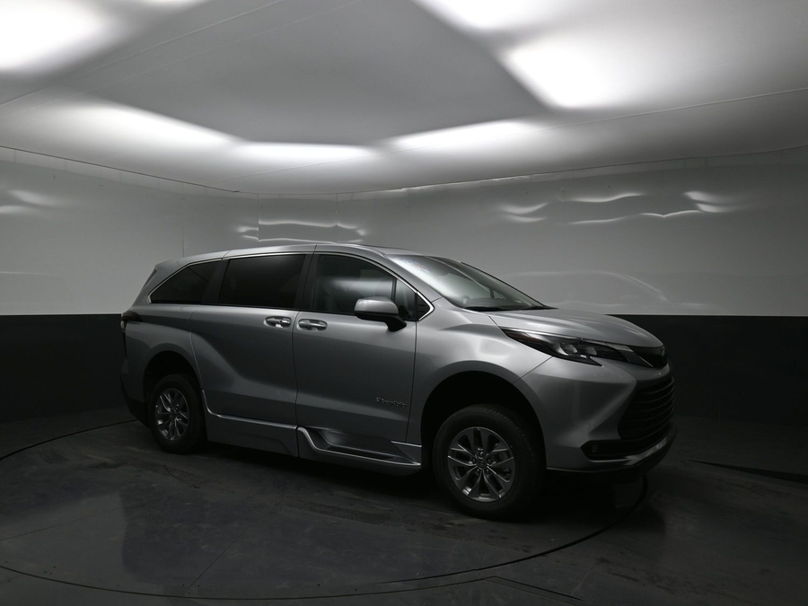 New 2025 Toyota Sienna Hybrid XLE Base - BraunAbility Side Entry Entry Fold Out Automatic Ramp