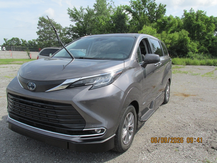 Grey Toyota Sienna image number 5