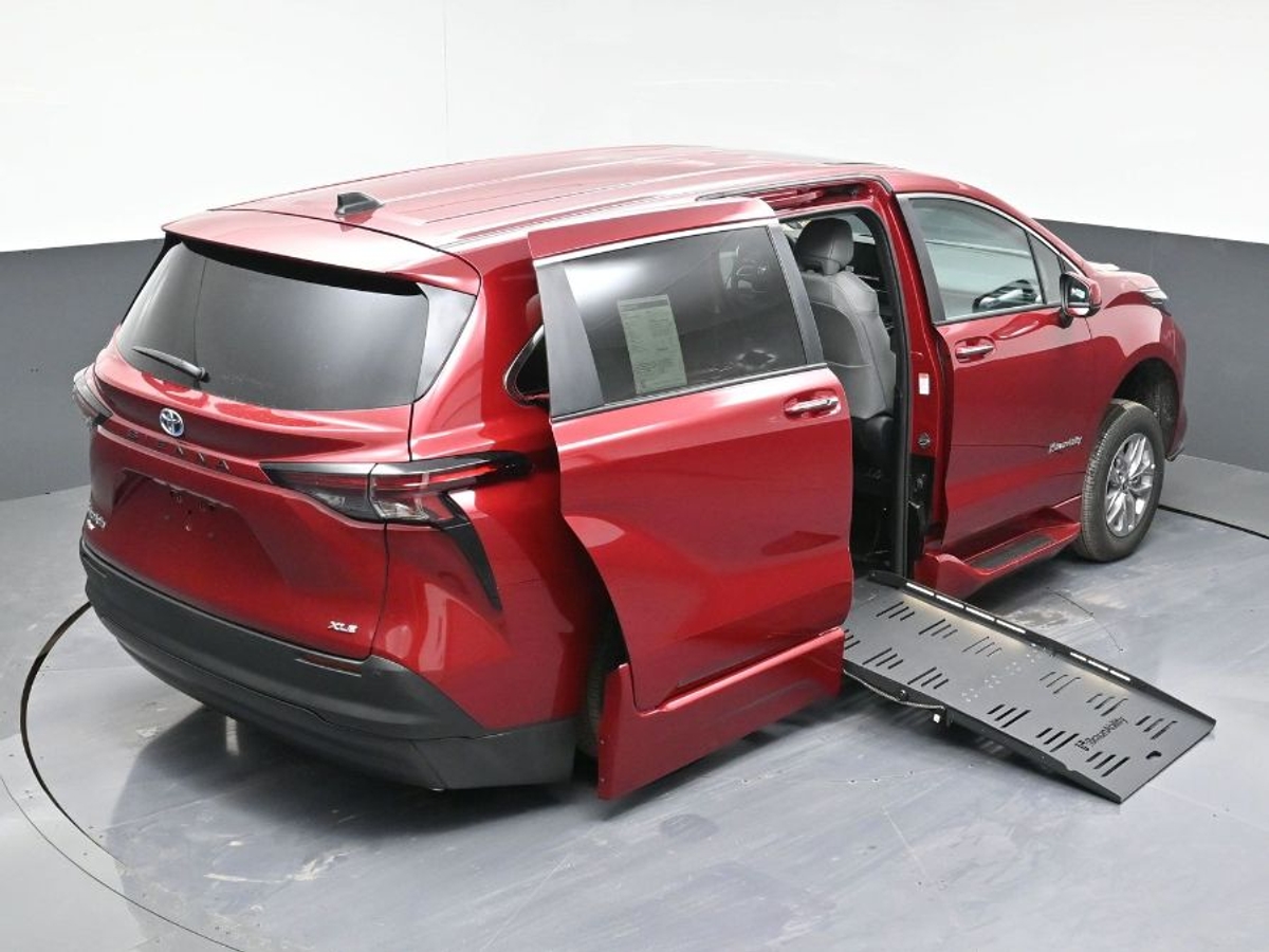 2025 TOYOTA SIENNA - Image 10