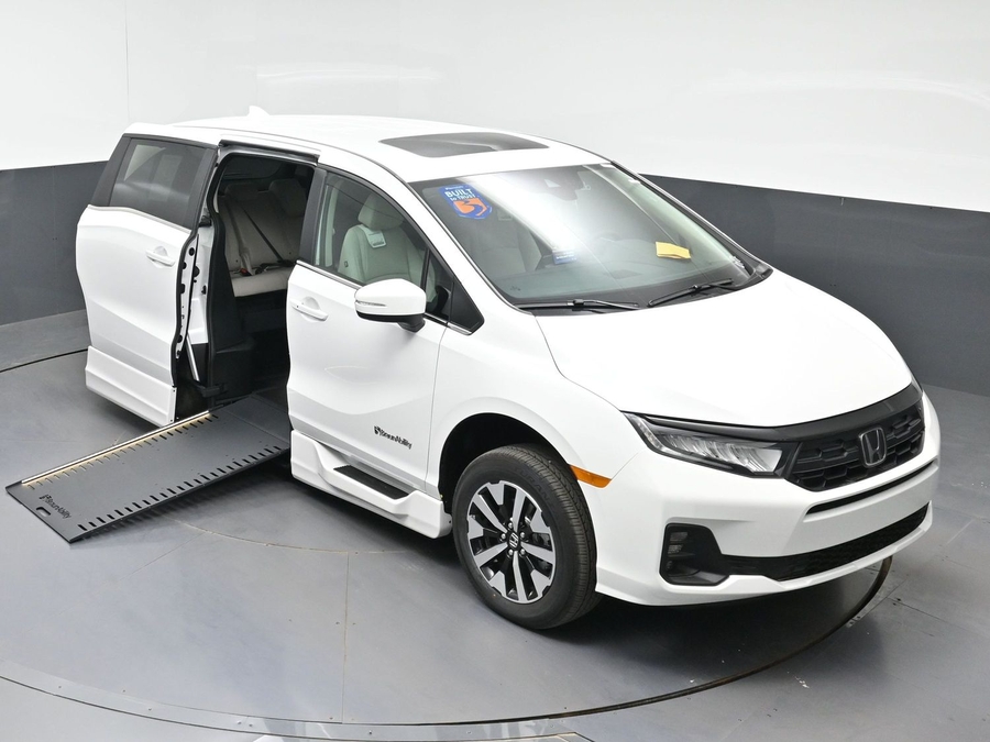 White Honda Odyssey image number 15