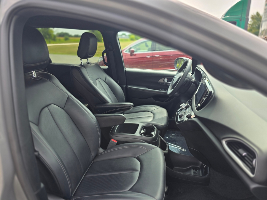 Grey Chrysler Pacifica image number 14