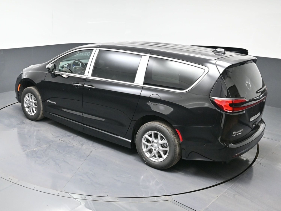 Black Chrysler Pacifica image number 24