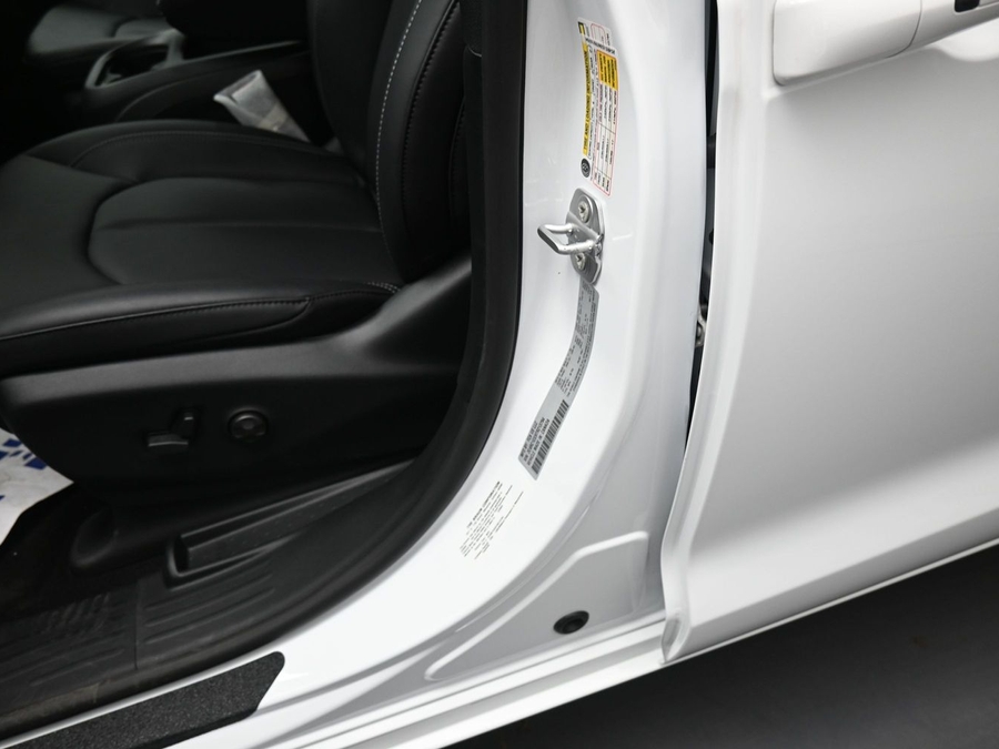 White Chrysler Voyager image number 15