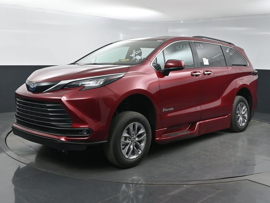 New 2025 Toyota Sienna Hybrid XLE Plus - BraunAbility Side Entry Entry Fold Out Automatic Ramp