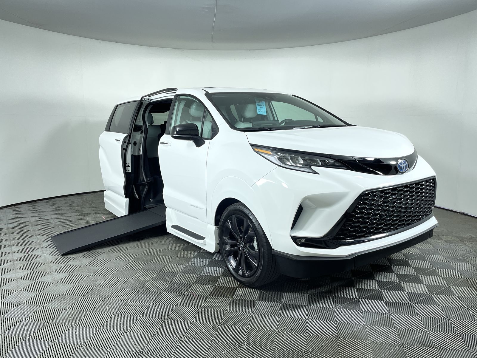 2025 Toyota Sienna FWD XSE Plus