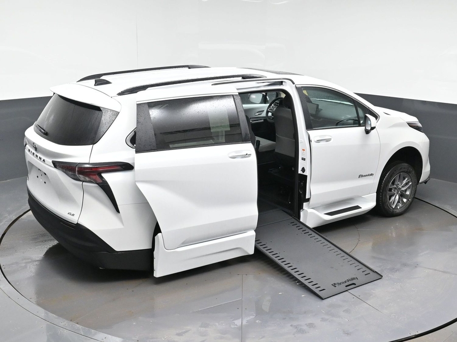 White Toyota Sienna image number 22