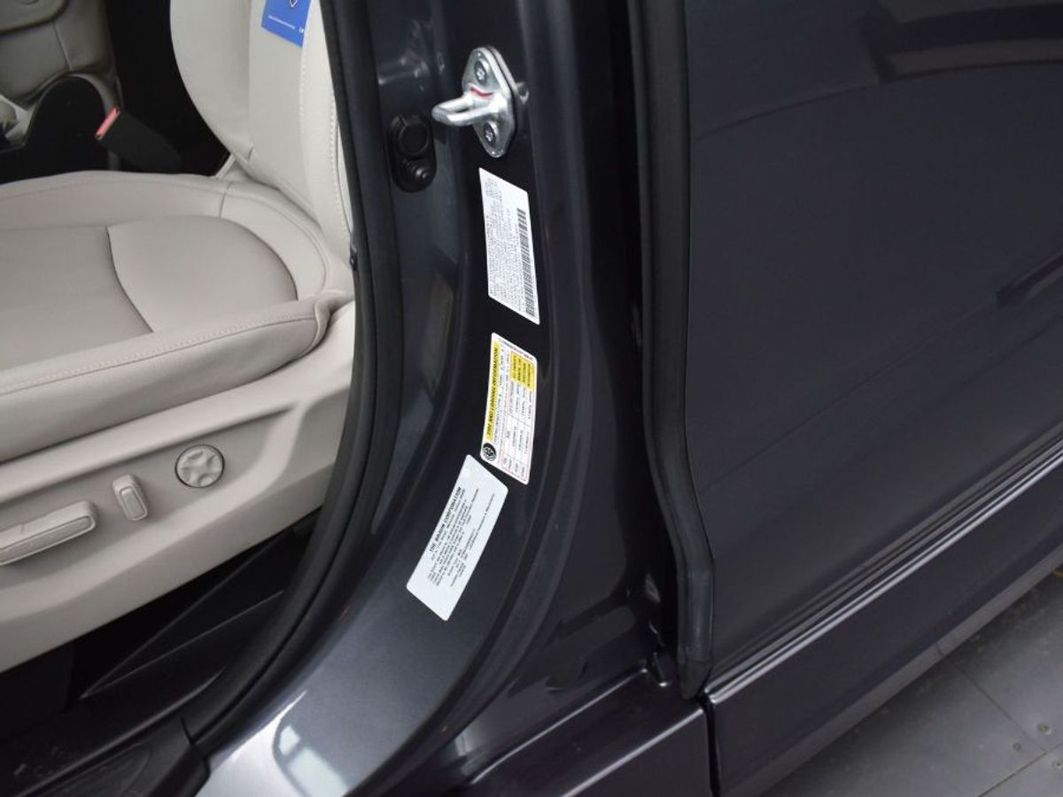 Grey Honda Odyssey image number 16