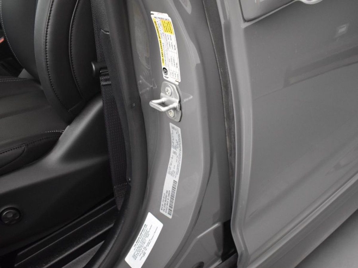 Grey Chrysler Pacifica image number 23