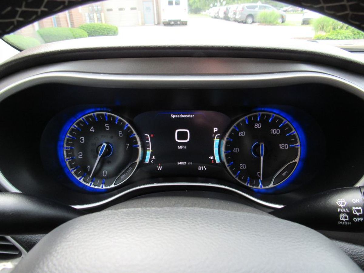 White Chrysler Pacifica image number 17