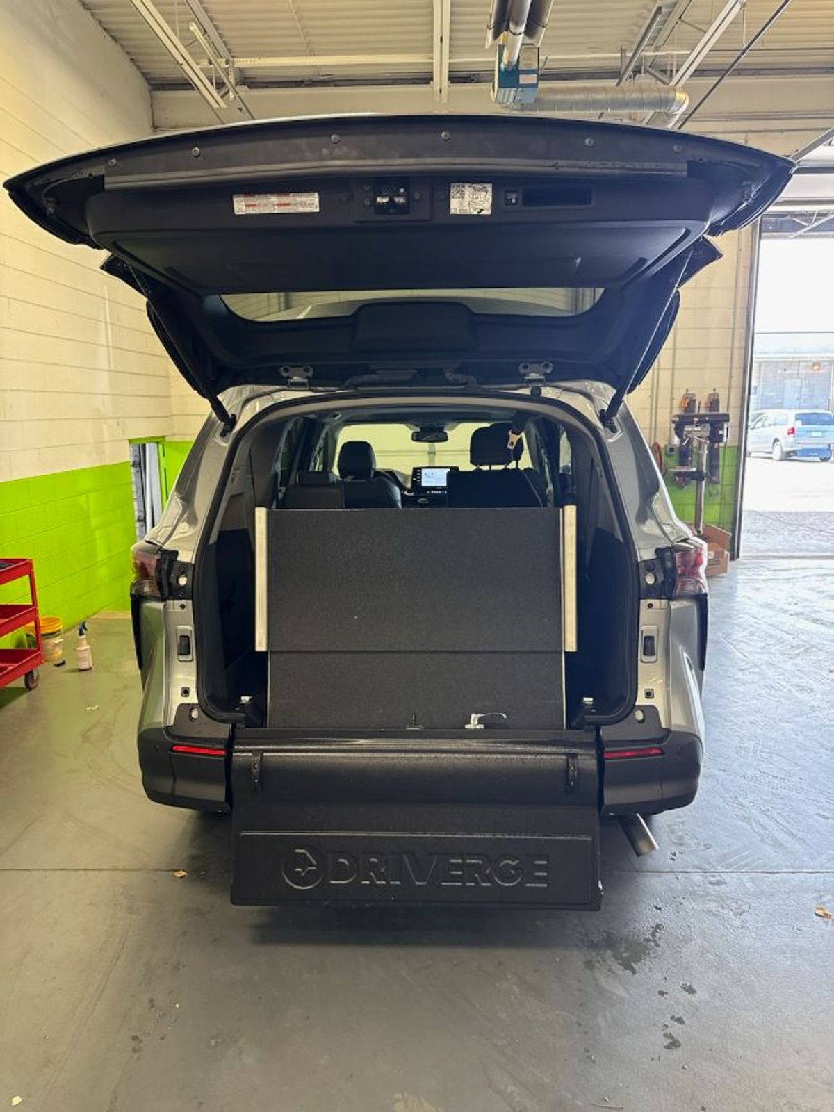 Silver Toyota Sienna image number 19