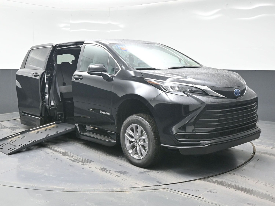 2025 Toyota Sienna LE's photo