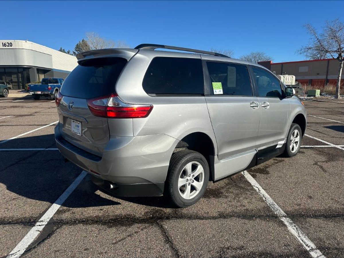 Silver Toyota Sienna image number 13