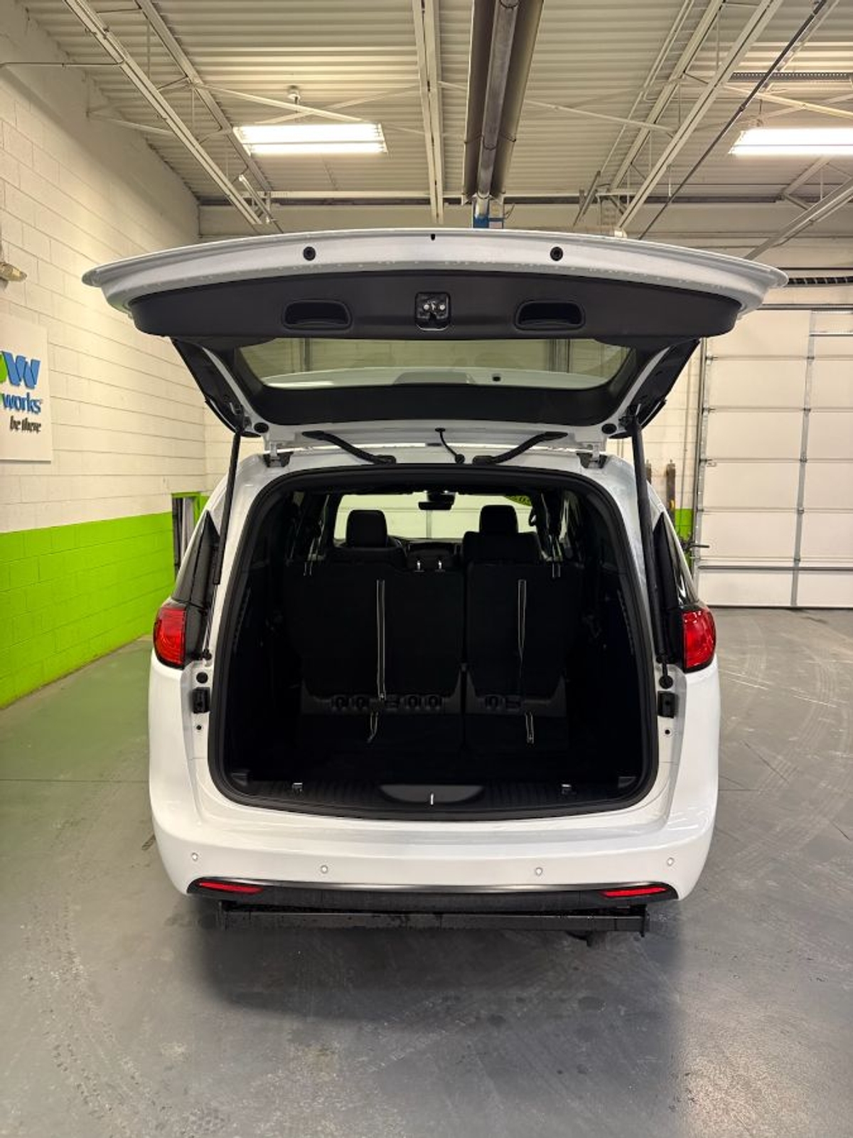 2026 CHRYSLER VOYAGER - Image 12