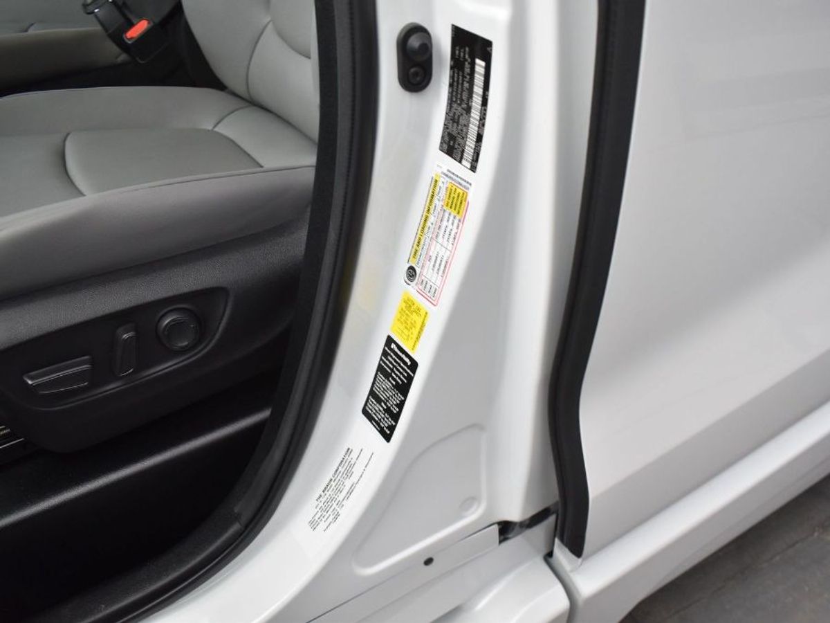 White Toyota Sienna image number 5