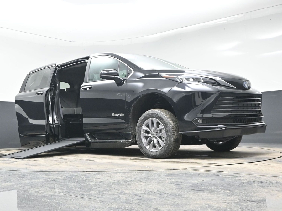 Black Toyota Sienna image number 18