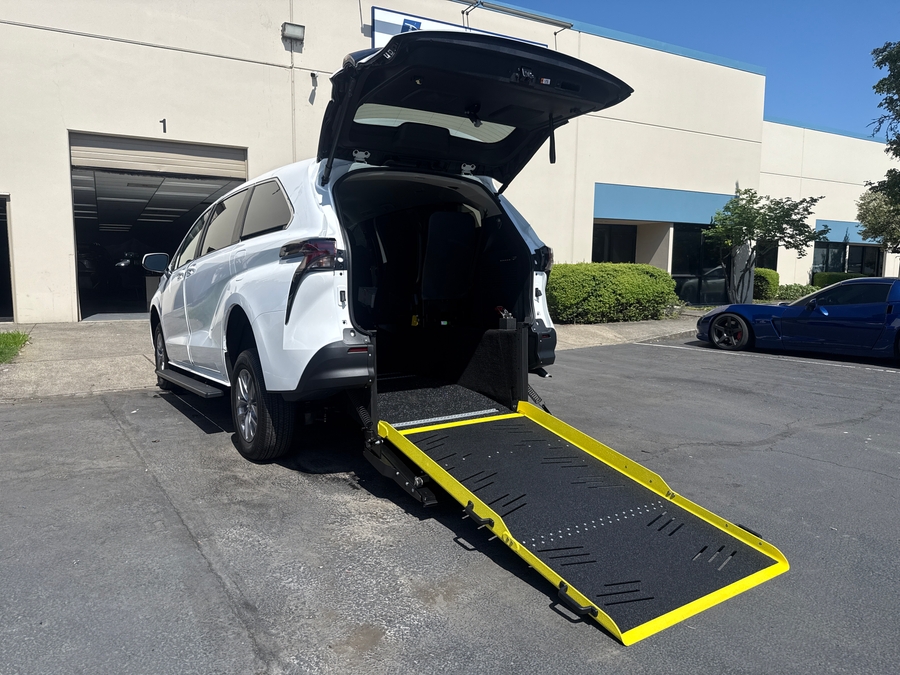 New 2026 Toyota Sienna Hybrid LE - Vantage Mobility Commercial Rear Entry Entry Fold Out Manual Ramp