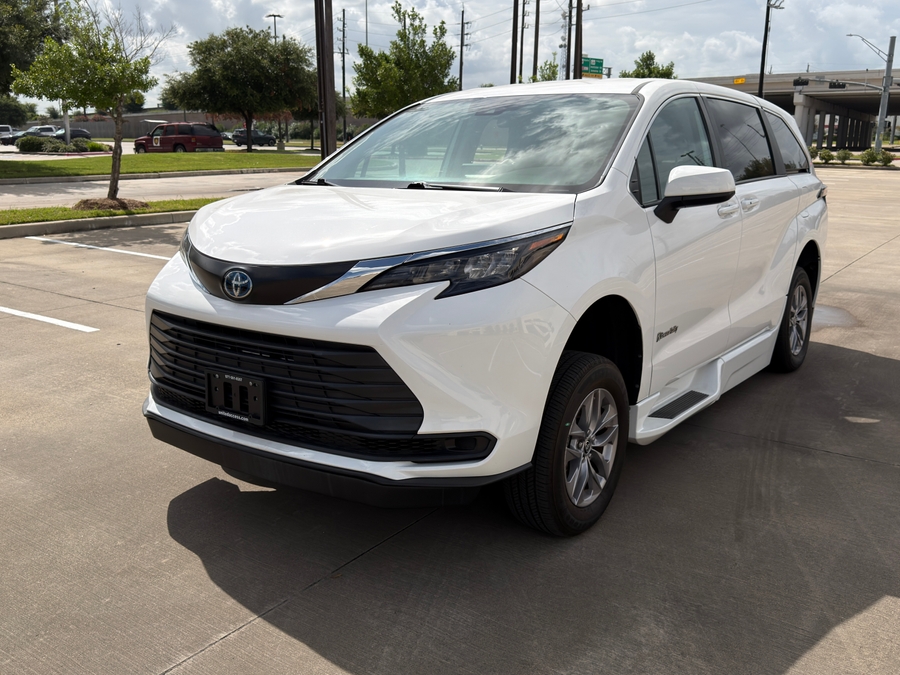 Used 2024 Toyota Sienna Hybrid LE Base - BraunAbility Side Entry Fold Out Automatic Ramp